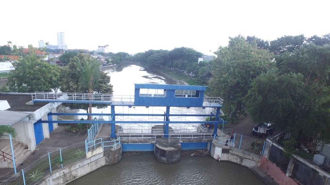 Pintu Air Wonokromo di Surabaya kini menggunakan sistem IoT berbasis sensor canggih untuk memantau dan mengendalikan debit air secara real-time, meningkatkan efisiensi dan mengurangi risiko kesalahan manusia.
