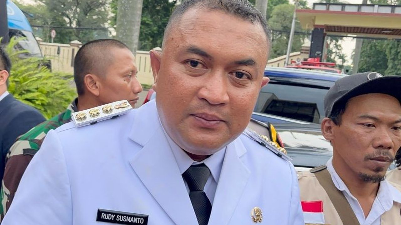 Bupati Bogor memberikan pembinaan kepada Kades Gunung Menyan yang viral karena komentarnya tentang nasi boks dalam sebuah acara, sekaligus mengingatkan pejabat publik untuk bijak bermedia sosial.