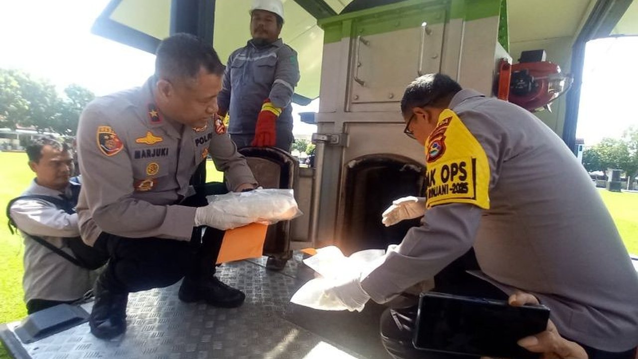 Kapolda NTB memusnahkan 5,56 kg sabu hasil pengungkapan 19 kasus narkoba, termasuk jaringan internasional, periode Januari-Februari 2025.