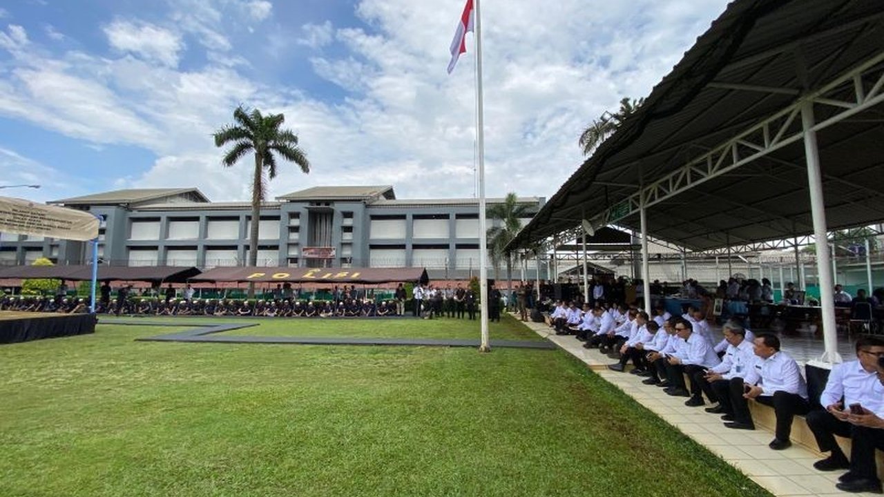 Menteri Imipas, Agus Andrianto, melakukan kunjungan ke Rutan Cipinang, berdialog dan makan siang bersama ratusan tahanan, serta menekankan perlunya penurunan harga makanan di kantin rutan.