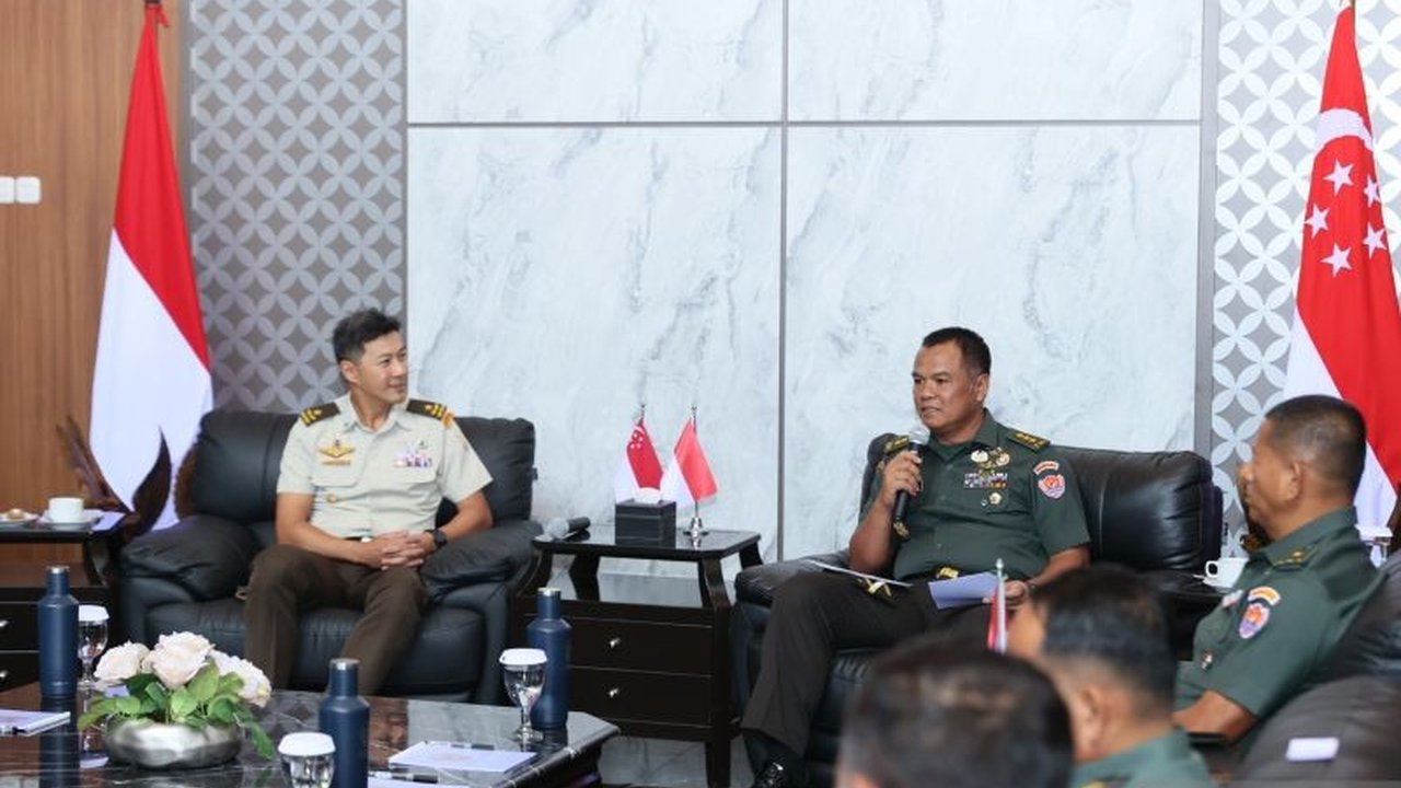 Wakil Kepala Staf TNI Angkatan Darat (WKSAD) Letjen TNI Tandyo Budi menerima kunjungan dari perwakilan Angkatan Darat Singapura, membahas rencana latihan militer bersama dan pembangunan daerah latihan militer.