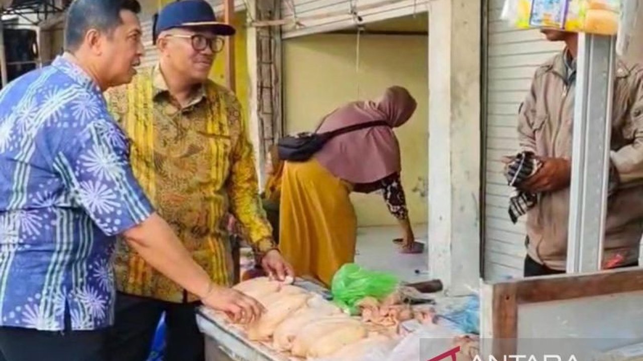 Pemerintah Kabupaten Bangkalan gencar melakukan operasi pasar untuk menjaga stabilitas harga bahan pokok menjelang Ramadhan dan Idul Fitri 1446 H, memastikan ketersediaan dan mencegah spekulasi harga.