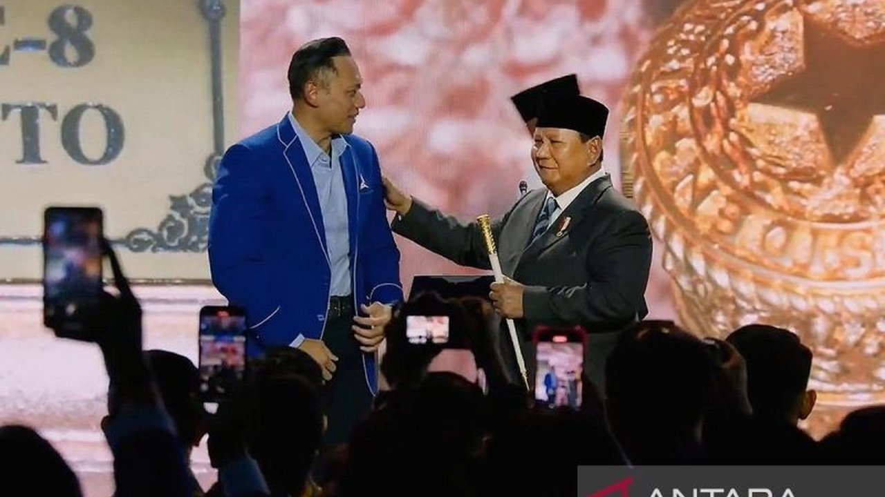 Presiden Prabowo Subianto menyinggung potensi Agus Harimurti Yudhoyono (AHY) menjadi presiden di masa depan, mengikuti jejak ayahnya, Susilo Bambang Yudhoyono.