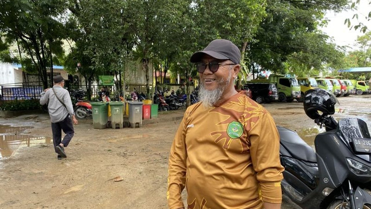 Dinas Lingkungan Hidup (DLH) Kabupaten Tapin, Kalimantan Selatan, mengedarkan surat edaran untuk pembentukan bank sampah di setiap desa dan kecamatan guna mengurangi volume sampah dan meningkatkan kesadaran masyarakat dalam pengelolaan sampah.