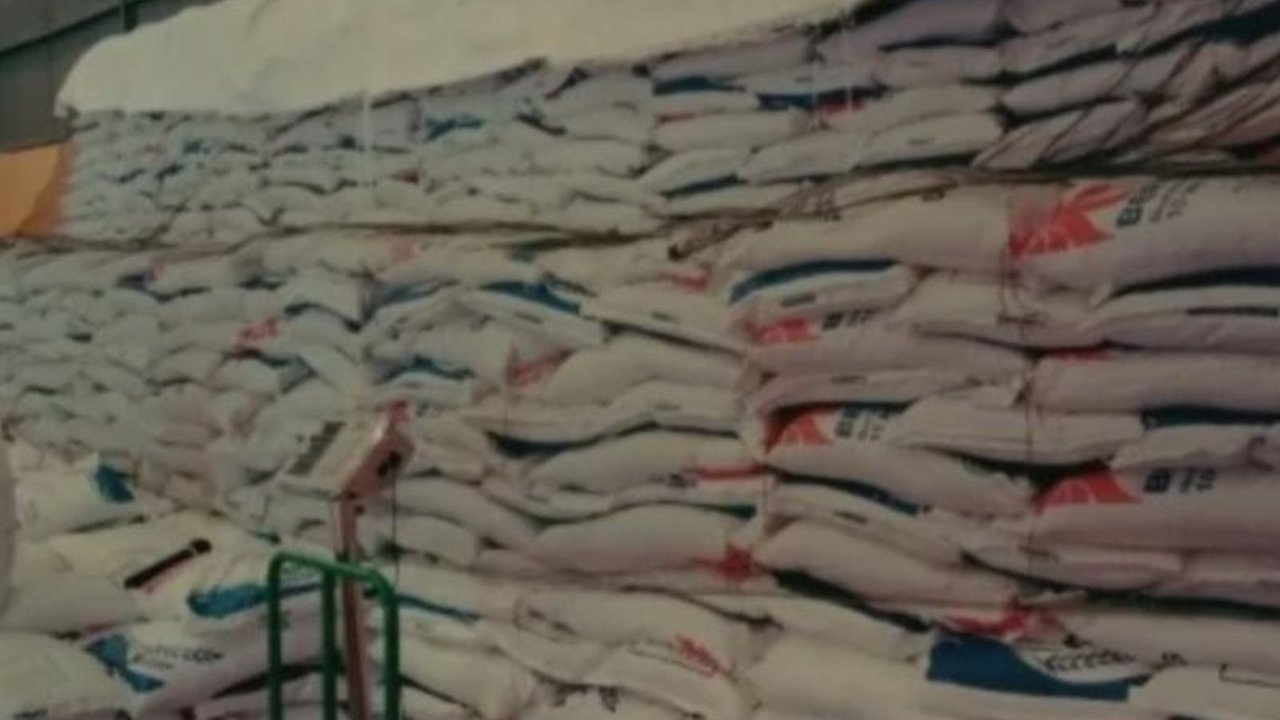 Bulog Ternate memastikan penyaluran beras Raskin di 10 kabupaten/kota Maluku Utara untuk tahun 2025, dengan stok aman hingga Ramadan.