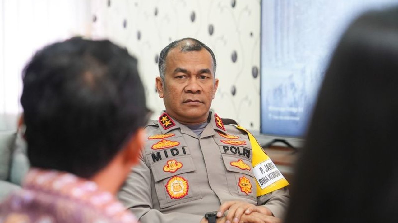 Kapolda Maluku Utara memerintahkan Propam untuk menyelidiki dugaan perselingkuhan Wakapolres Taliabu, Kompol S, dengan anggota DPRD Malut, AYM, setelah percakapan mesra mereka viral di media sosial.