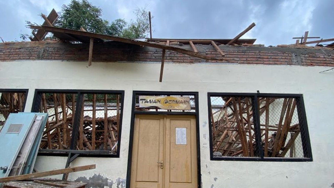 Pemerintah Kabupaten Lumajang bergerak cepat menangani ambruknya bangunan PAUD Budi Utomo dan TK Dharma Wanita di Desa Jatigono dengan menyiapkan skema dana hibah untuk perbaikan, memastikan kegiatan belajar mengajar tetap berjalan.