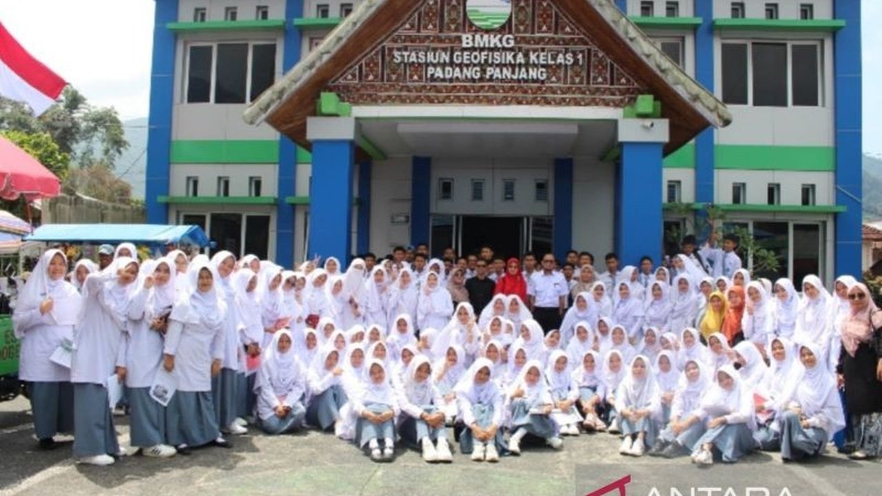 Ratusan siswa MAN Kota Solok mengikuti studi edukasi ke BMKG Padang Panjang, memadukan pembelajaran akademik dengan pengalaman lapangan di bidang geografi, fisika, dan lainnya.