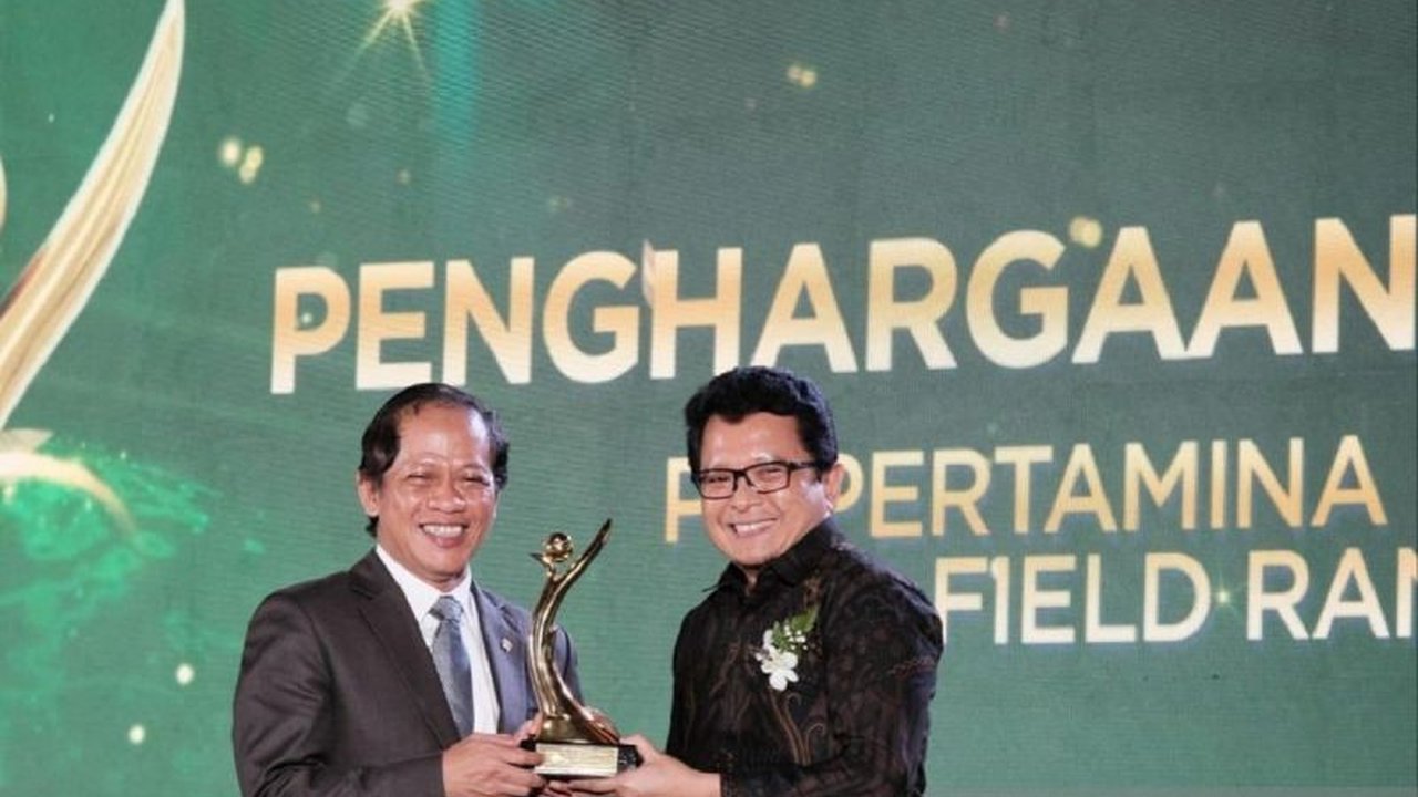 PT Pertamina Hulu Rokan Regional Zona 1 meraih penghargaan Proper Emas dan Hijau dari KLHK berkat komitmennya terhadap lingkungan dan inovasi sosial yang bermanfaat bagi masyarakat.