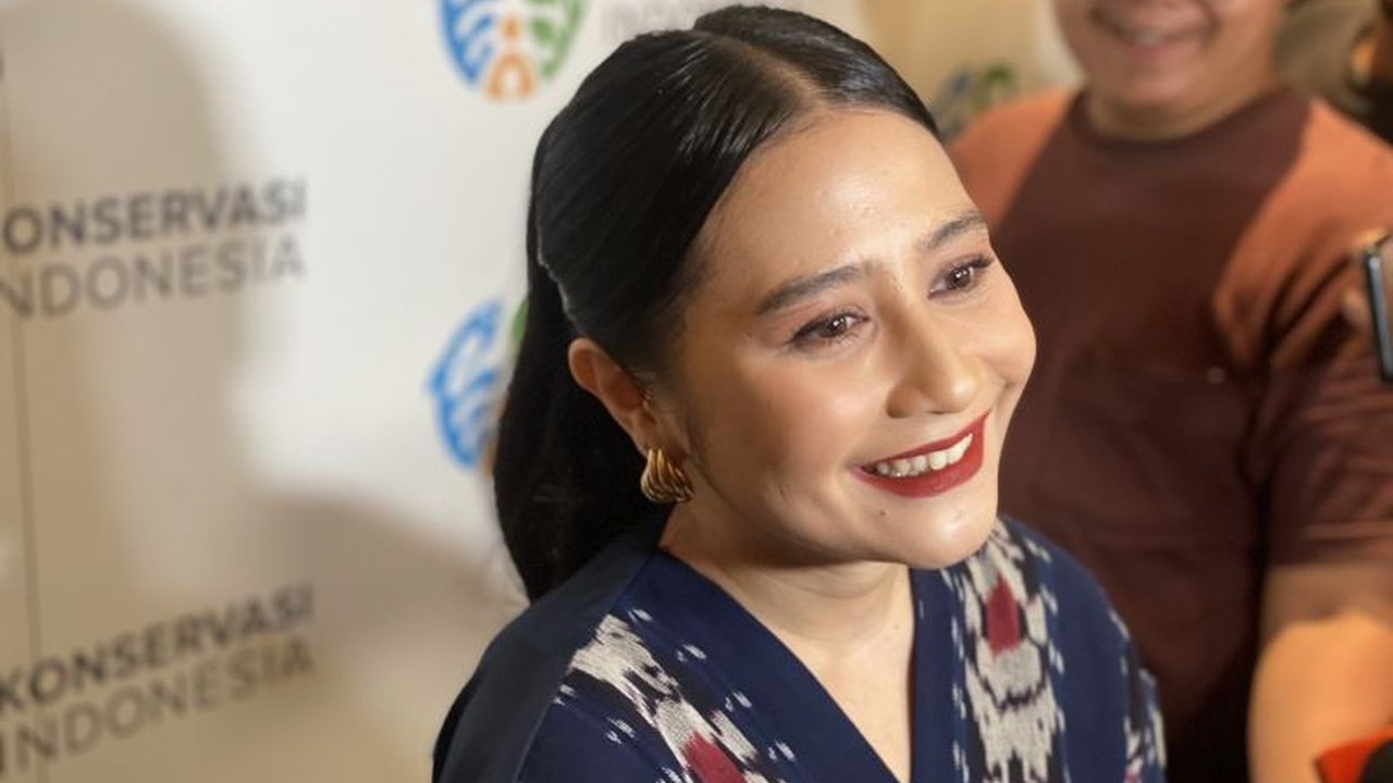 Prilly Latuconsina, aktris dan pegiat lingkungan, bercita-cita membuat film panjang untuk menampilkan keindahan laut Indonesia, khususnya perairan Kaimana, Papua Barat, meskipun saat ini ia lebih dulu merilis dokumenter pendek.