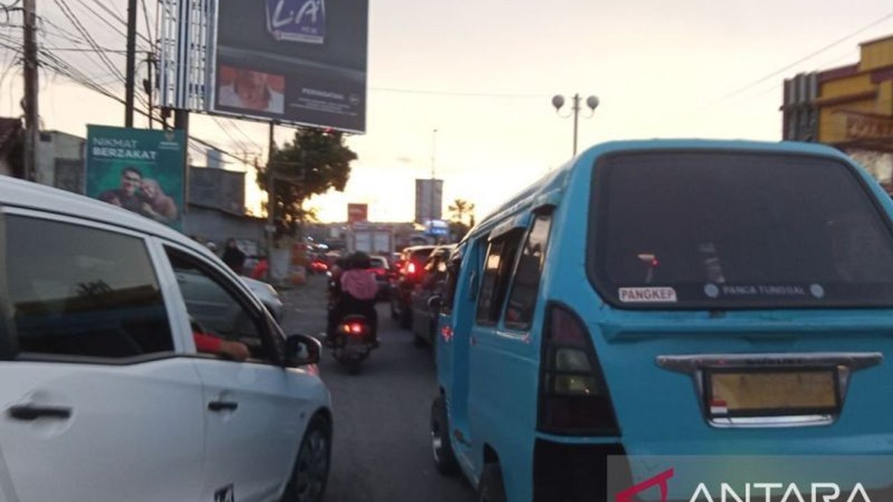 Kajian terbaru mengungkap kerugian ekonomi akibat kemacetan di Makassar mencapai Rp21 miliar per hari, disebabkan tingginya penggunaan kendaraan pribadi dan minimnya layanan transportasi umum yang memadai.