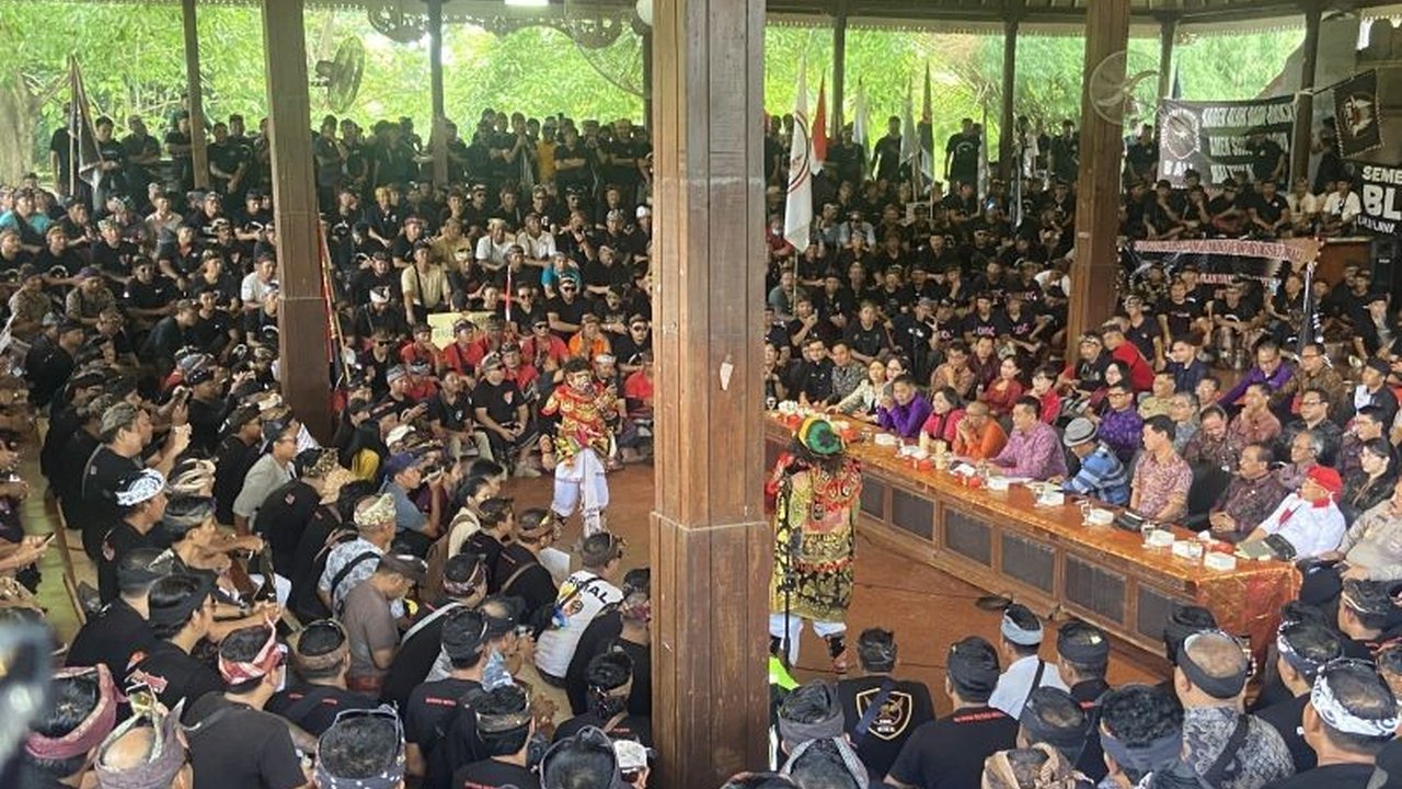 Sekitar seribu sopir pariwisata Bali menggelar aksi damai di DPRD Bali, menggunakan pertunjukan topeng Bondres untuk menyuarakan tuntutan perda transportasi dan penertiban sopir online ilegal.