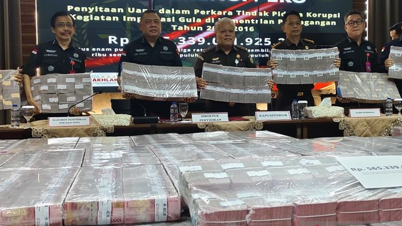 Kejaksaan Agung menyita Rp565 miliar dari sembilan tersangka kasus dugaan korupsi impor gula tahun 2015-2016, termasuk pengembalian kerugian negara senilai Rp578 miliar.