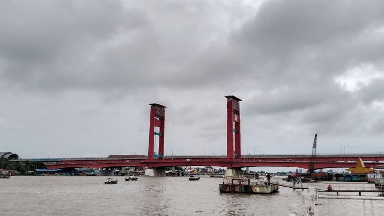 BMKG Sumsel memprediksi hujan sedang hingga lebat akan melanda Palembang selama Ramadhan 2025, masyarakat diimbau waspada potensi cuaca ekstrem.