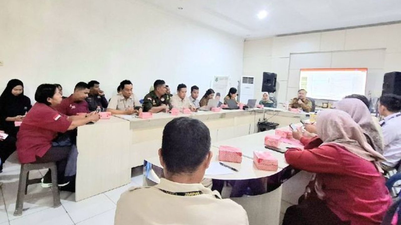 Pemerintah Kabupaten Kapuas, Kalimantan Tengah, bersama PT Pos dan Bank BRI melakukan evaluasi penyaluran bansos PKH dan sembako tahun 2024, mengidentifikasi kendala, dan merumuskan langkah perbaikan untuk penyaluran tahun 2025.