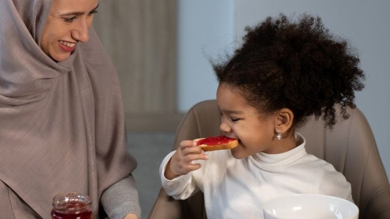 Psikolog UI bagikan tips mengajarkan anak puasa dengan cara menyenangkan, hindari ancaman dan hukuman, serta libatkan mereka dalam persiapan!