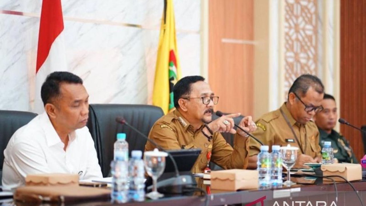 Dinas Pertanian Kalsel berupaya tingkatkan serapan gabah kering panen (GKP) untuk penuhi target nasional 3 juta ton dan menjaga ketahanan pangan, hadapi kendala kualitas gabah dan tengkulak.