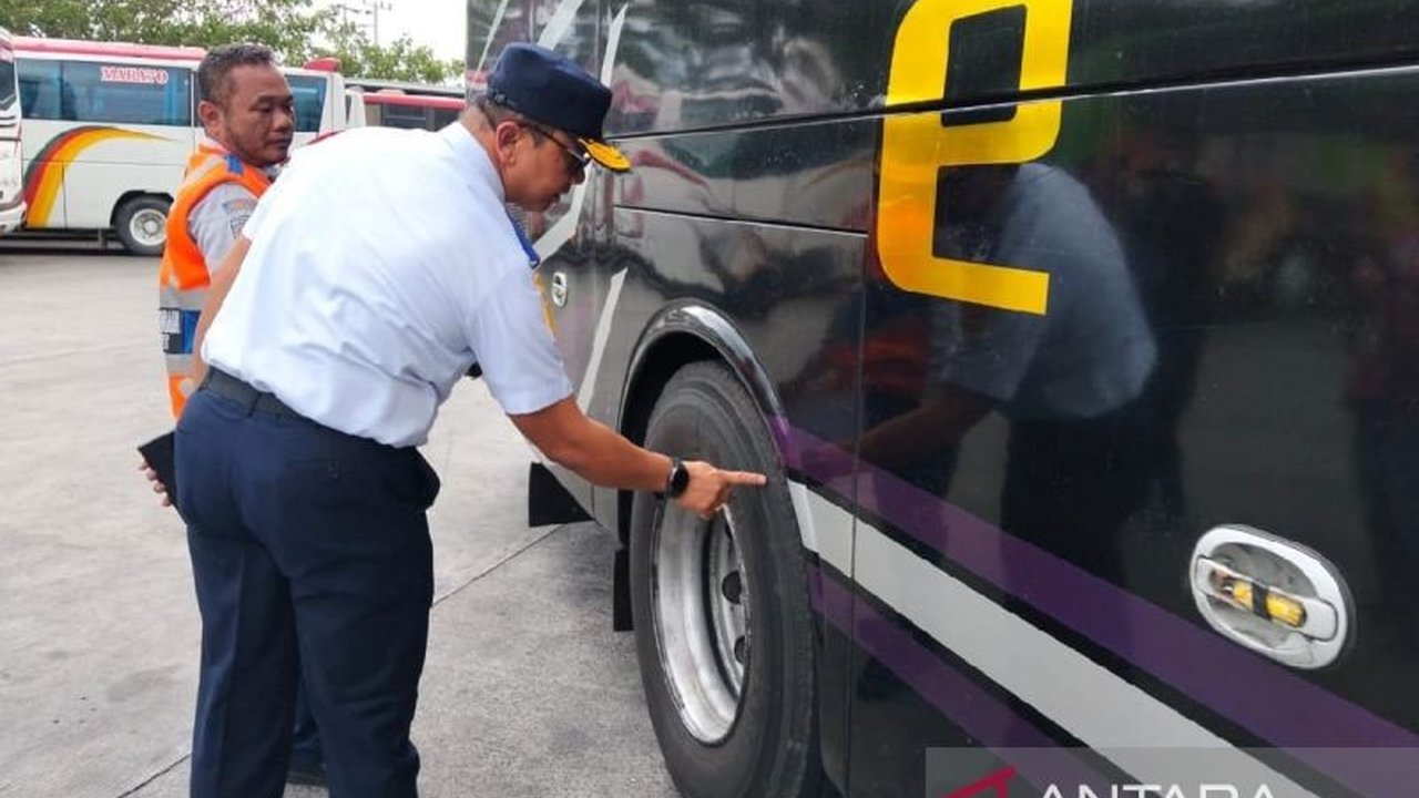 Dinas Perhubungan Sumut melakukan uji kelaikan ratusan kendaraan umum di berbagai terminal untuk memastikan keamanan dan kenyamanan pemudik Lebaran 2025.