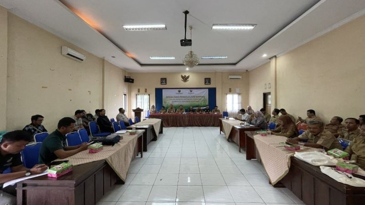 Pemerintah Kabupaten Batang berkolaborasi dengan PT Bhimasena Power Indonesia untuk mengatasi masalah darurat sampah melalui edukasi dan sosialisasi pengelolaan sampah kepada masyarakat.