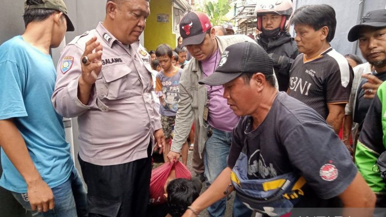 Warga Duren Sawit, Jakarta Timur berhasil menangkap seorang pencuri sepeda motor yang nekat melarikan diri dengan melewati plafon rumah warga setelah aksinya diketahui.  Pelaku kini telah diamankan di Polsek Duren Sawit.