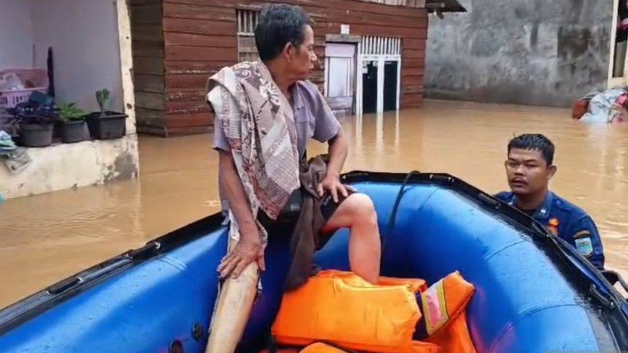 Dinas Pemadam Kebakaran dan Penyelamatan (Damkartan) Kota Jambi mengevakuasi 20 warga yang terjebak banjir di Kelurahan Suka Karya akibat hujan deras yang mengguyur Kota Jambi sejak dini hari.