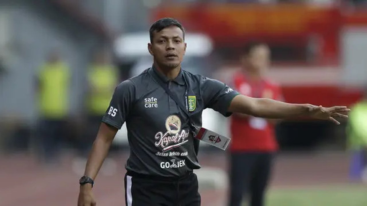 Pelatih Persebaya Surabaya, Bejo Sugiantoro, memberikan arahan saat melawan Bhayangkara FC pada laga Shopee Liga 1 di Stadion Patriot Chandrabhaga, Bekasi, Sabtu (31/8). (Bola.com/Yoppy Renat