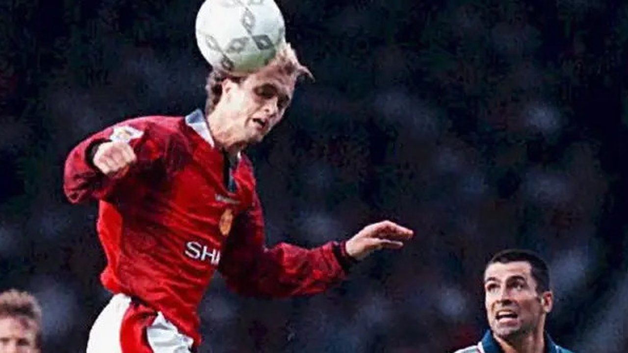 Jordi Cruyff (kiri), sempat membela Manchester United. (DAVE KENDALL / PA / AFP)