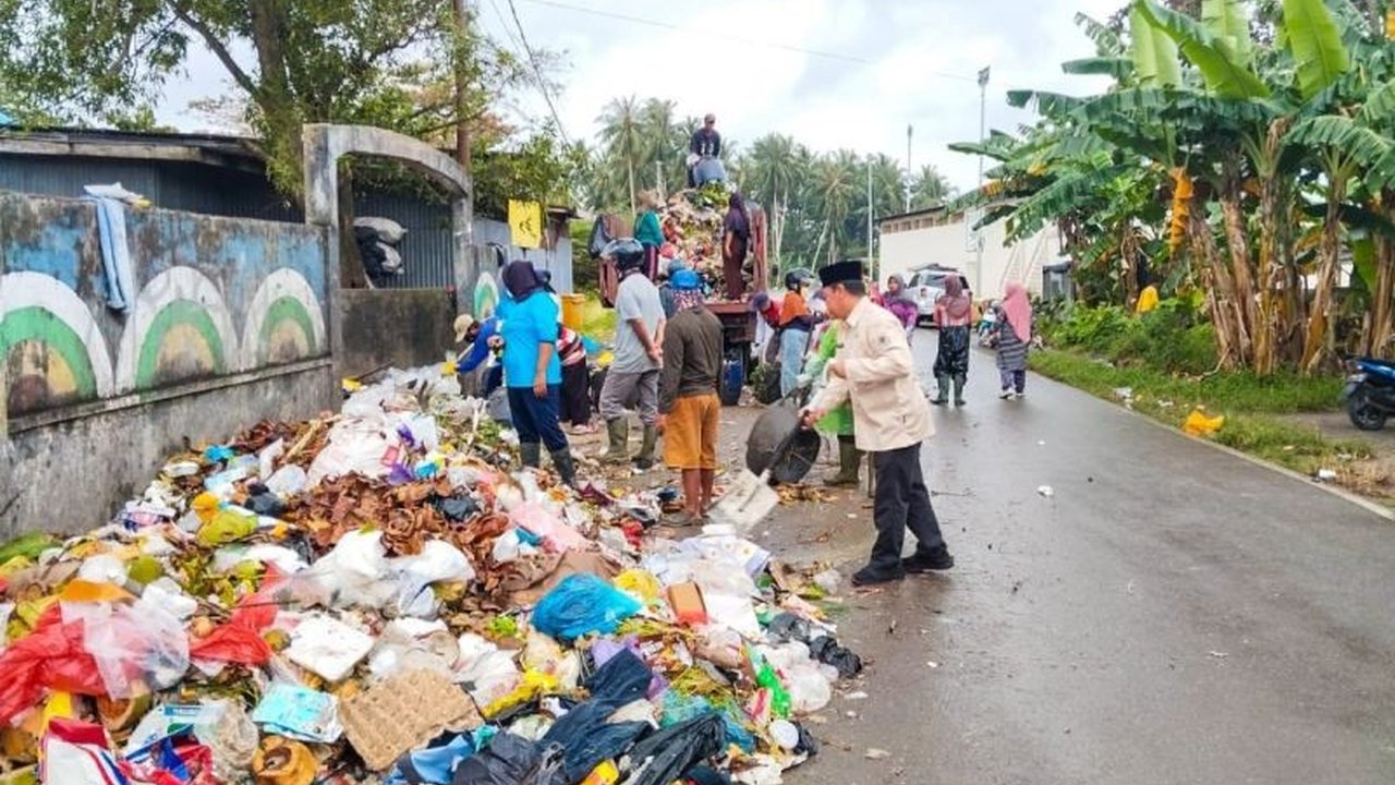 Gotong Royong DLH Natunaatasi Sampah Menumpuk di TPS Bunguran Timur