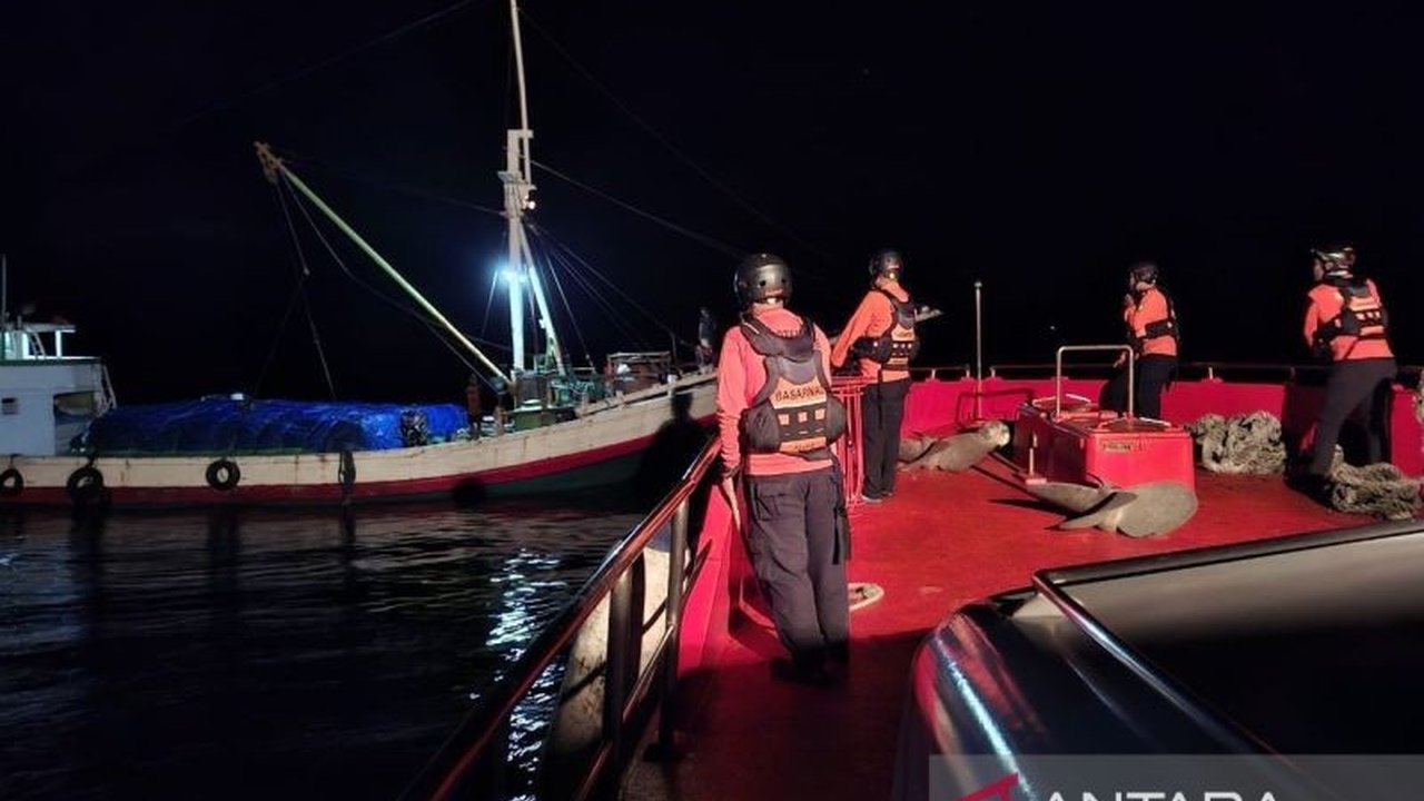 Tim SAR gabungan berhasil mengevakuasi KM Hidup Makmur yang mengalami kerusakan mesin di perairan Lombok, seluruh ABK selamat.
