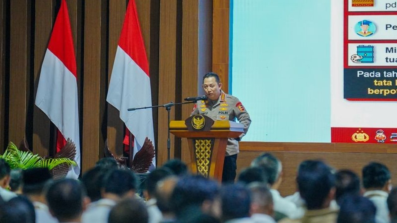 Kapolri Jenderal Listyo Sigit Prabowo mengajak para kepala daerah baru untuk aktif memberantas korupsi demi pemerintahan bersih dan kesejahteraan masyarakat, bahkan membagikan nomor telepon pribadinya.