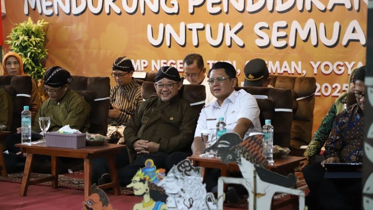 Mendikbud Abdul Mu'ti tekankan pentingnya Hari Bahasa Ibu Internasional (HBII) untuk melestarikan bahasa daerah dan mendorong pendidikan multibahasa di Indonesia, dengan SMPN 1 Turi sebagai contoh.