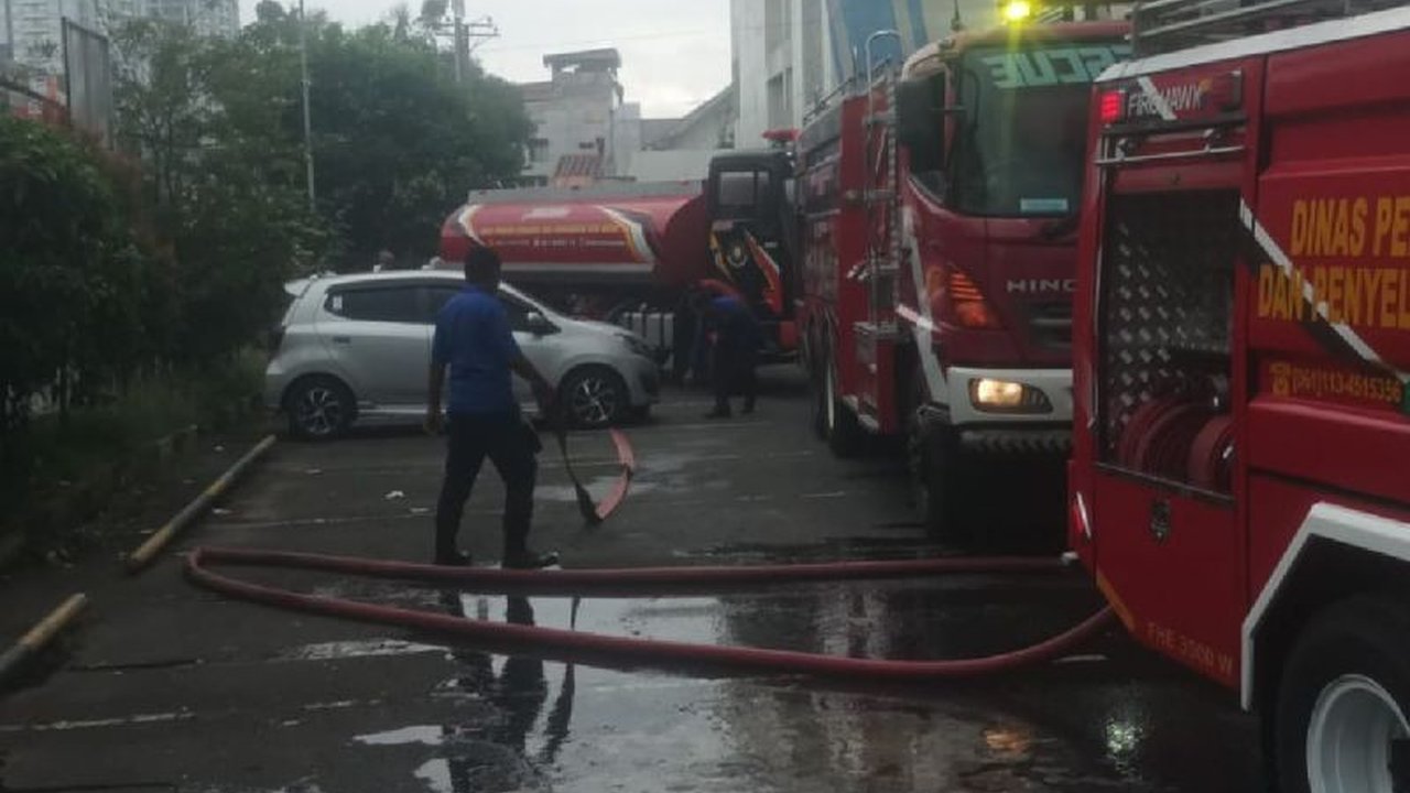 Kebakaran terjadi di Gedung Dinas Pendidikan Sumatera Utara, namun berkas-berkas penting berhasil diselamatkan dan tidak ada korban jiwa.