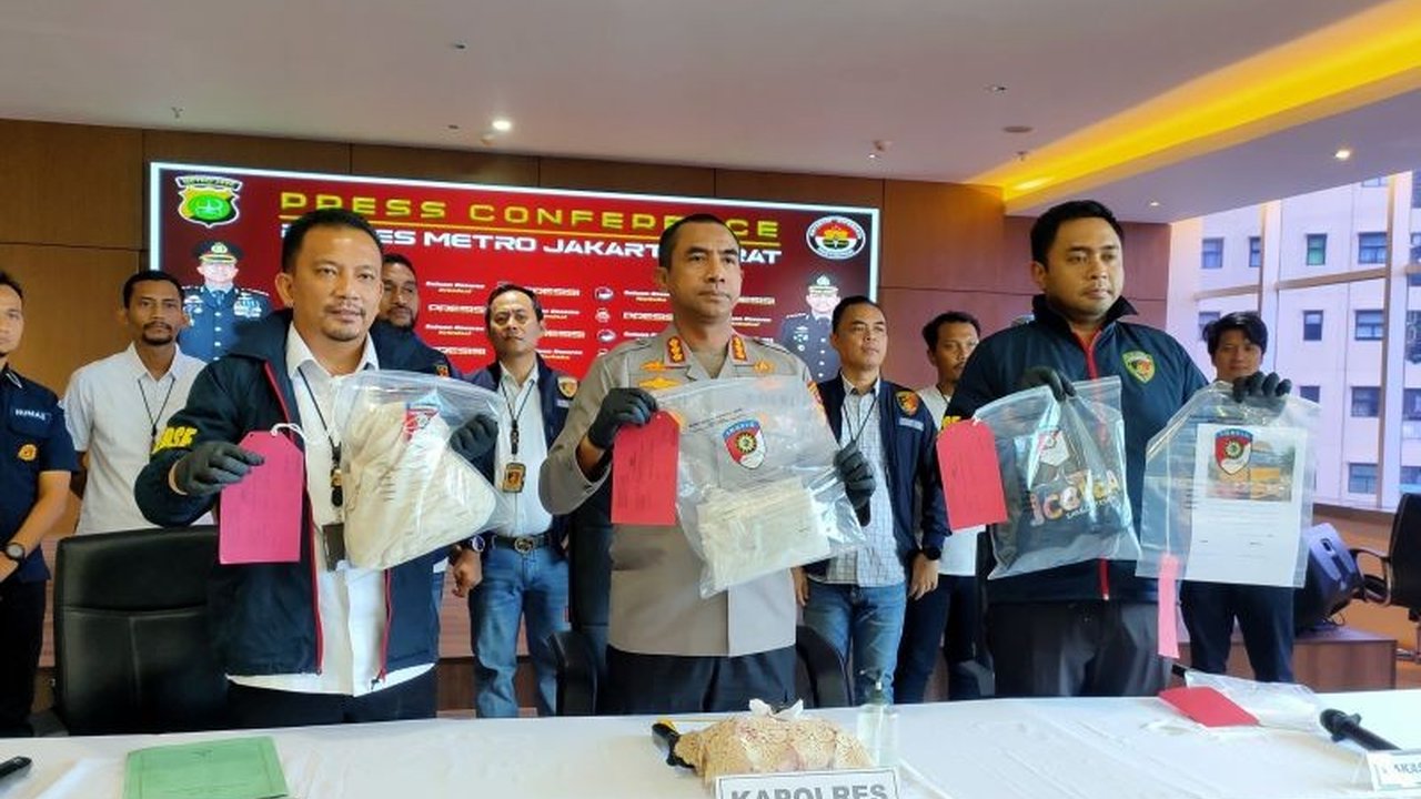 Polres Metro Jakarta Barat mengungkap kasus penggelapan 15 ton beras premium yang dikirim dari Palembang ke Jakarta, dengan tersangka AD yang telah menjual beras tersebut di Pasar Induk Beras Cipinang.