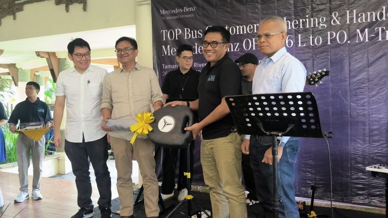 PT TOP, diler resmi Mercedes-Benz, menyerahkan 26 sasis bus Mercedes-Benz OH 1626 L kepada MTrans untuk meningkatkan layanan transportasi yang aman dan nyaman di Indonesia.