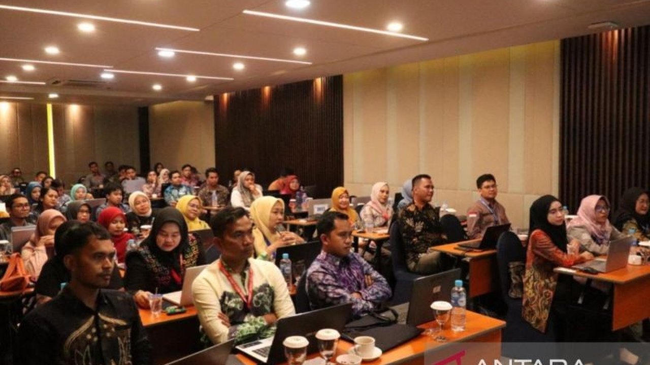 Dinas Pendidikan dan Kebudayaan Kalsel bekali 63 guru SMK dengan kemampuan teknologi digital untuk menciptakan pembelajaran yang inovatif dan siapkan lulusan yang kompetitif di era industri 4.0.