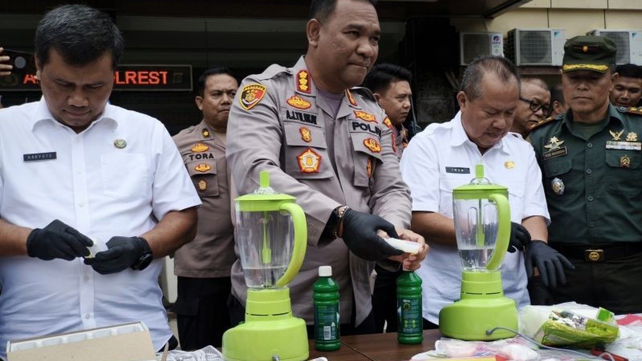 Polresta Bandarlampung berhasil mengungkap delapan kasus peredaran narkotika dengan mengamankan 2,4 kg sabu dan 202 butir ekstasi, serta menangkap delapan tersangka.