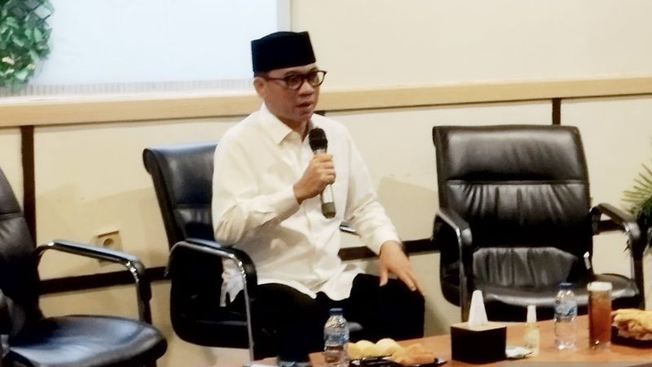 Menteri Desa Yandri Susanto membantah tudingan bahwa kemenangan istrinya, Ratu Zakiyah, di Pilkada Serang 2024 disebabkan oleh pengaruhnya, meskipun MK memerintahkan PSU karena dugaan ketidaknetralan kepala desa.