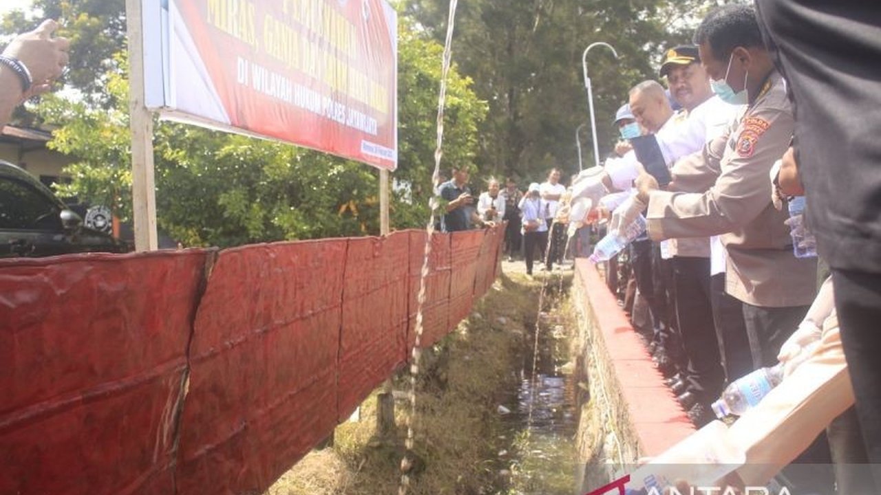 Jelang Ramadhan 2025, Polres Jayawijaya, Papua Pegunungan, memusnahkan barang bukti berupa ribuan minuman keras, senjata tajam, dan narkotika hasil razia gabungan.