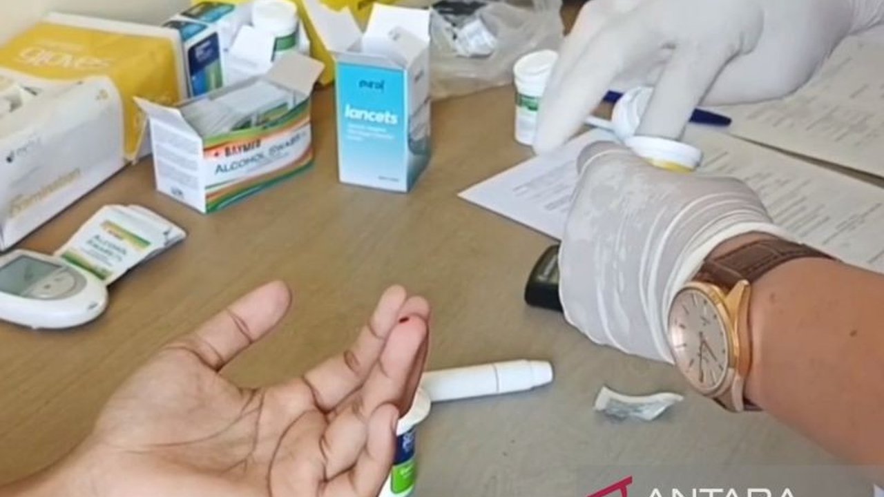 Pemerintah Kabupaten Bangka Barat luncurkan program Cek Kesehatan Gratis (CKG) untuk deteksi dini penyakit dan peningkatan kualitas kesehatan masyarakat, menjangkau seluruh kelompok usia dengan pelayanan di Puskesmas dan kunjungan ke desa-desa.