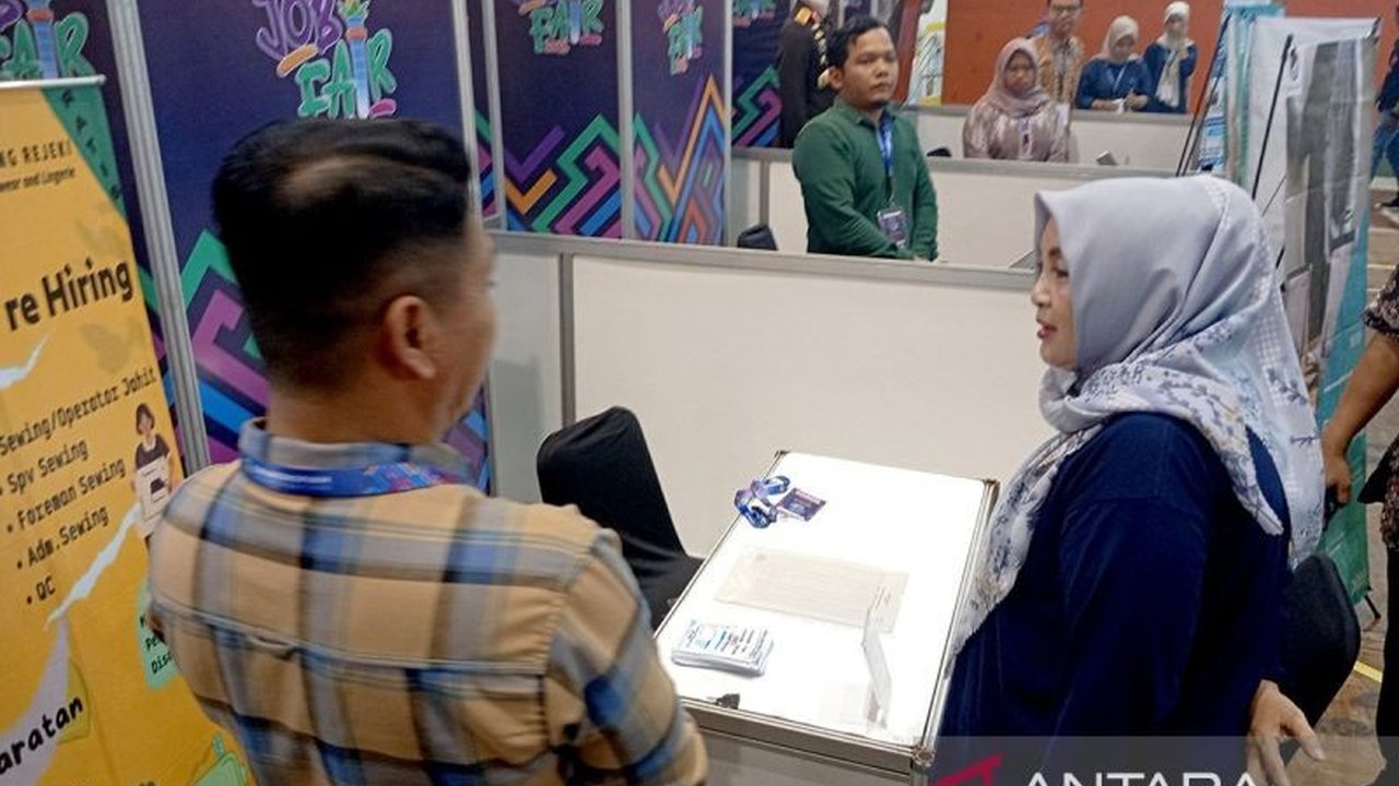 Banyumas Job Fair 2025 diharapkan mampu mengurangi angka pengangguran dan kemiskinan di Kabupaten Banyumas, Jawa Tengah, dengan menyediakan lebih dari 8.000 lowongan pekerjaan.