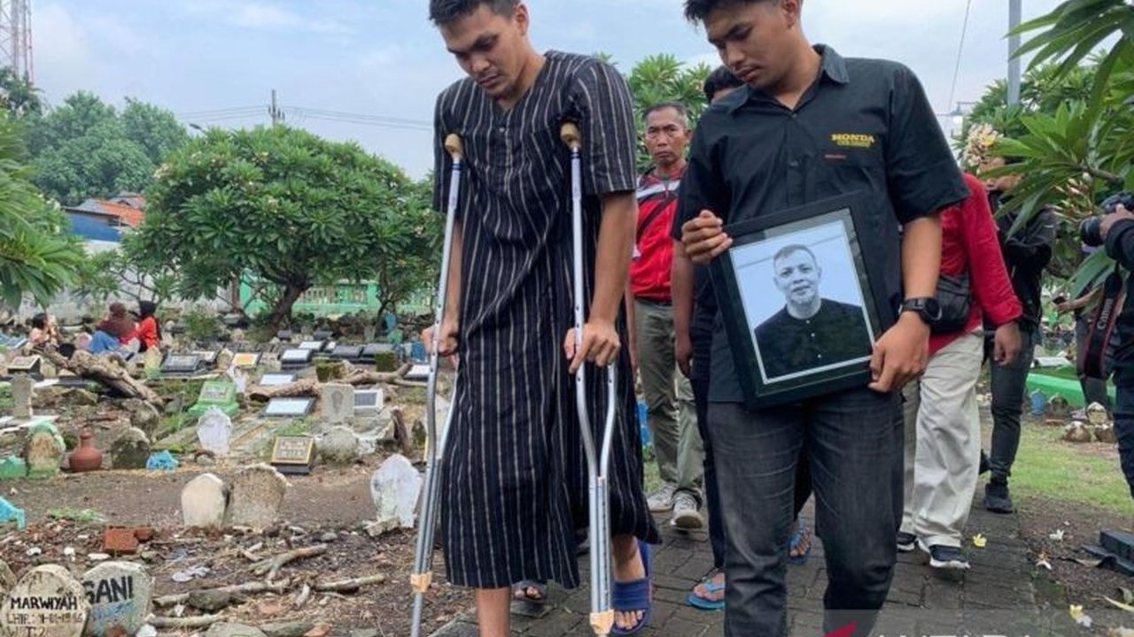 Ratusan Bonek dan sejumlah mantan pemain Persebaya Surabaya turut mengantar kepergian Bejo Sugiantoro, legenda sepak bola Persebaya yang meninggal dunia akibat serangan jantung, dalam suasana duka yang mendalam.