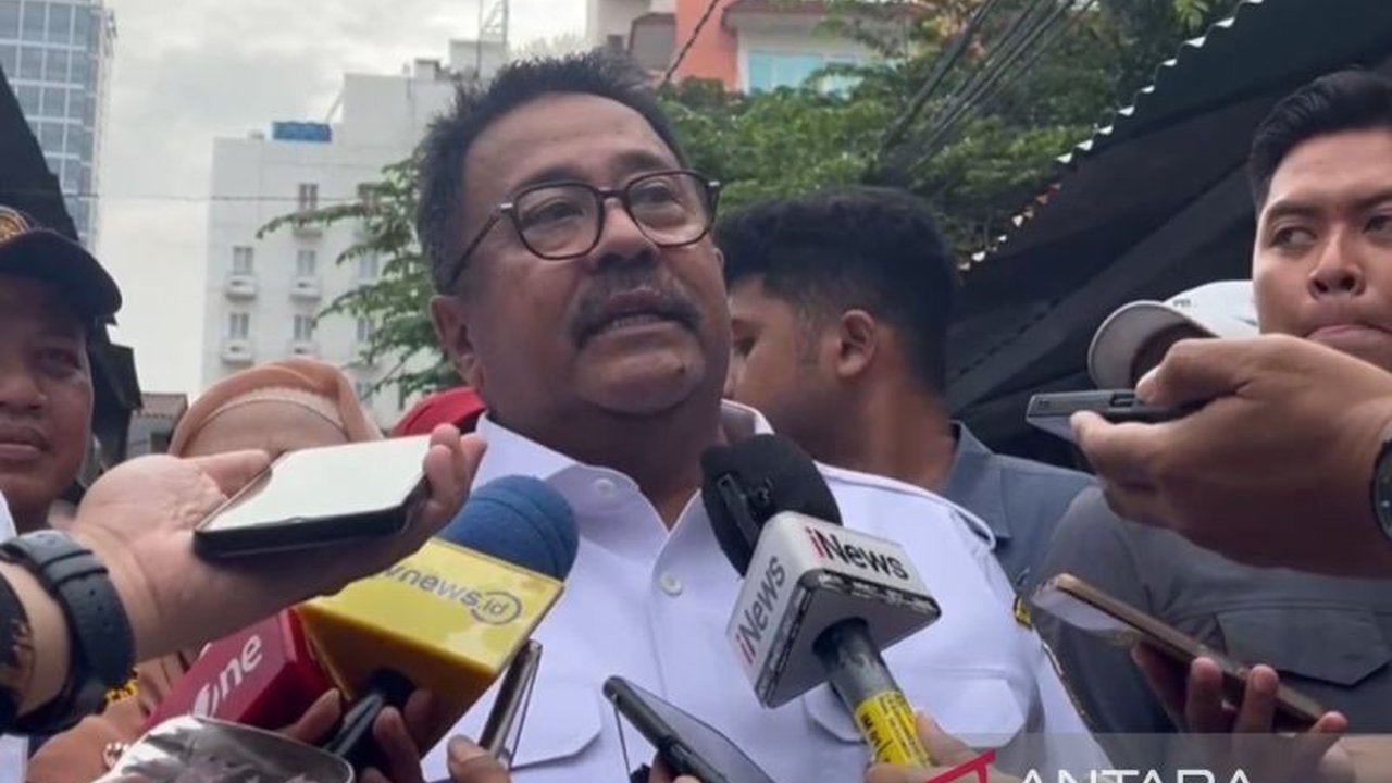 Wakil Gubernur DKI Jakarta, Rano Karno, meninjau program sarapan gratis bergizi bagi balita dan ibu hamil di Jakarta Pusat dalam rangka Hari Gizi Nasional, menekankan perbedaannya dengan program MBG Presiden.