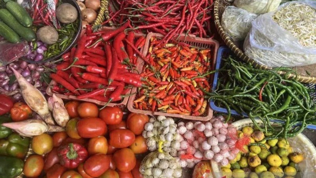 Pusat Informasi Harga Pangan Strategis (PIHPS) mencatat harga cabai rawit merah mencapai Rp83.050 per kg dan telur ayam Rp30.300 per kg pada Rabu pagi, sementara komoditas pangan lainnya juga mengalami fluktuasi.