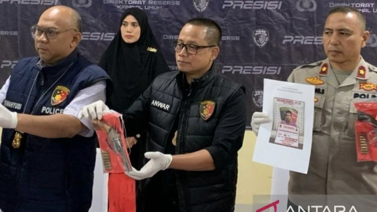 Polda Sumsel memburu komplotan perampok bersenjata api yang beraksi di Musi Banyuasin, berhasil merampas Rp800 juta dan telah menangkap empat pelaku, empat lainnya masih buron.