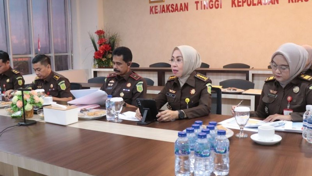 Kejaksaan Tinggi Kepulauan Riau menghentikan penuntutan kasus penadahan yang dilakukan Aria Bin Mastur melalui keadilan restoratif setelah tercapai perdamaian dengan korban.