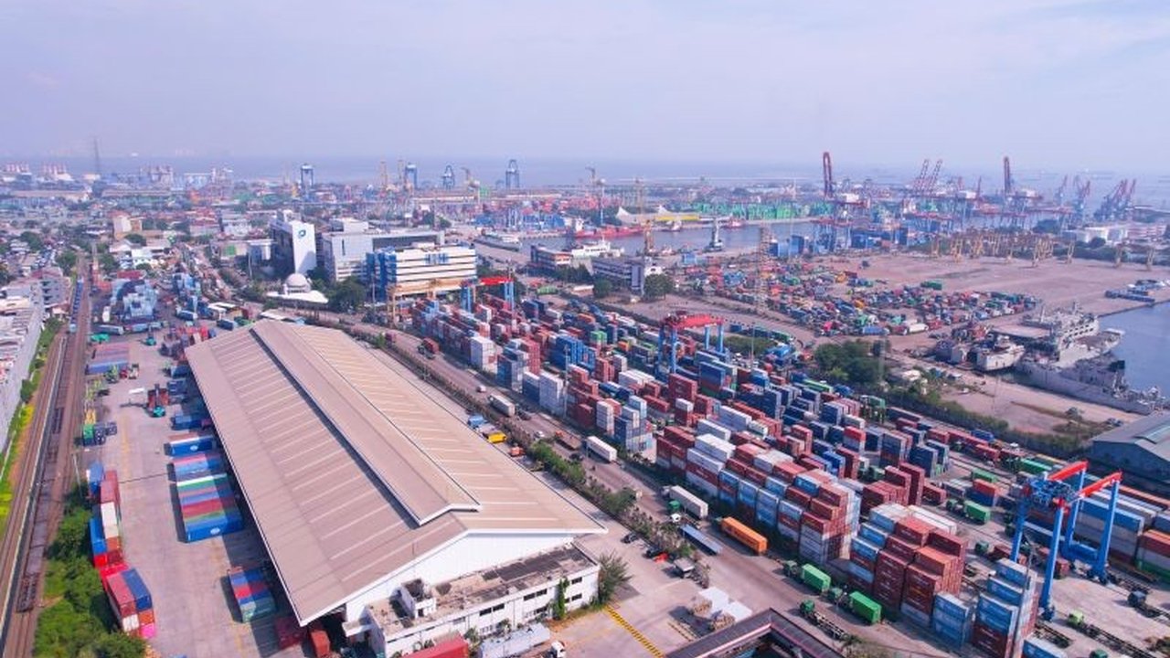 Jelang Ramadhan 2025, Pelindo Solusi Logistik (SPSL) siapkan berbagai program sosial seperti takjil, santunan, sembako, dan mudik gratis untuk masyarakat sekitar.