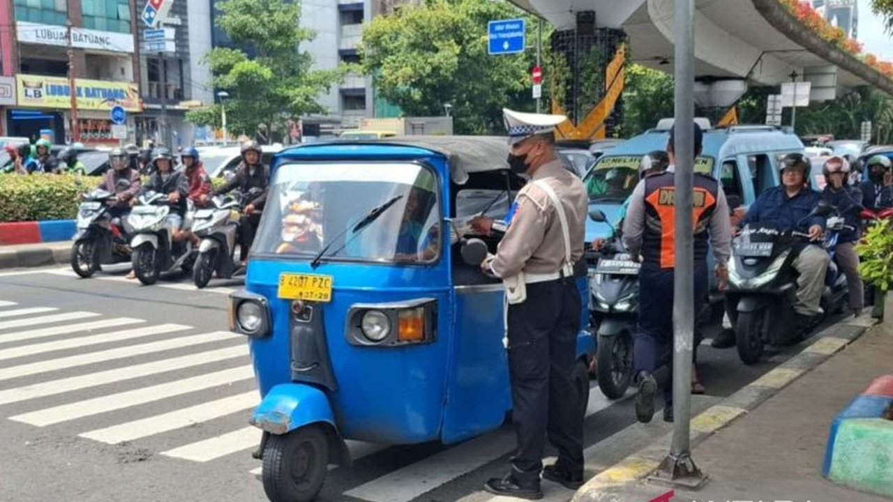 Polres Jaktim menggelar Operasi Keselamatan 2025 di empat titik rawan kecelakaan di Jakarta Timur untuk meningkatkan kesadaran berlalu lintas dan menekan angka kecelakaan.