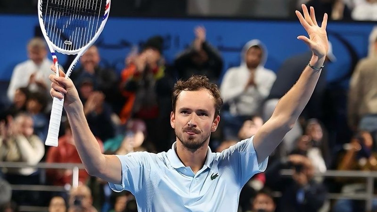 Daniil Medvedev dan Matteo Berrettini meraih kemenangan di babak pertama Dubai Tennis Championship, menunjukkan performa impresif di awal turnamen ATP 500.