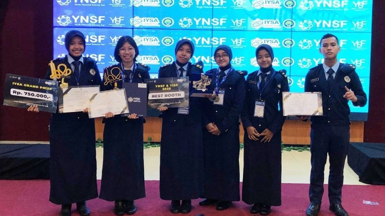 Tim peneliti SMAN 3 Taruna Angkasa Madiun menorehkan prestasi membanggakan dengan meraih dua medali emas di YISF 2025 berkat inovasi bioplastik dari limbah jagung dan riset Batik Pecel khas Madiun.