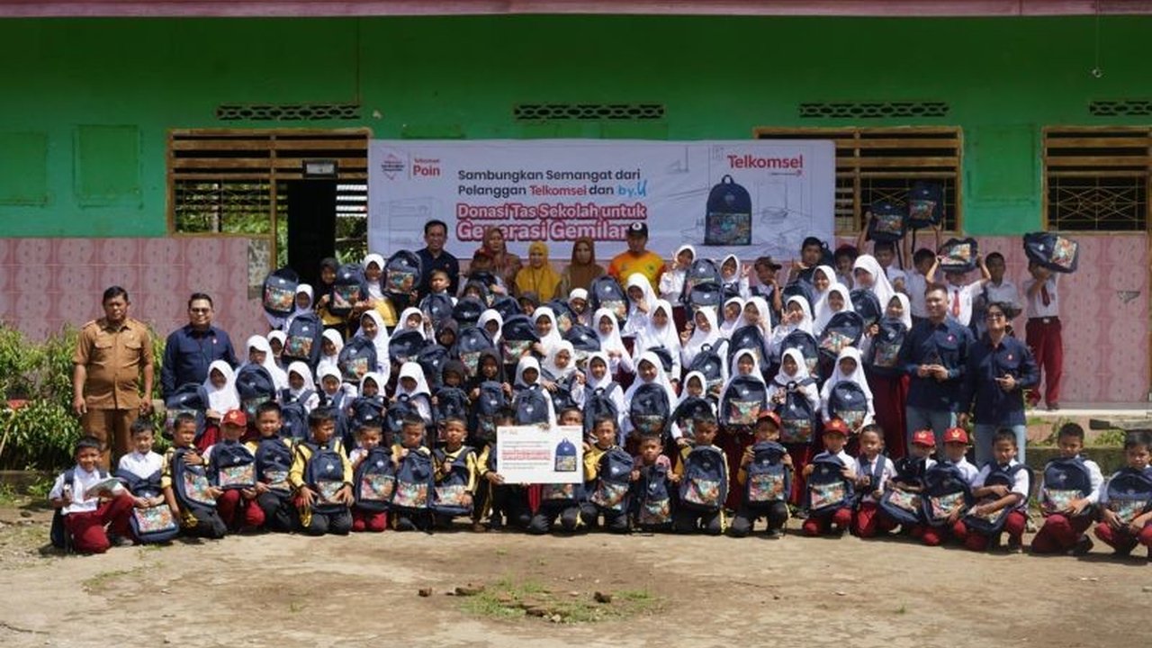 Telkomsel menyalurkan ribuan tas sekolah dan alat tulis kepada pelajar SDN 30 Gattareng, Bulukumba, Sulawesi Selatan, sebagai bagian dari program CSR 'Sambungkan Senyuman untuk Generasi Gemilang'.